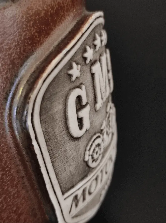 Ceramiczny kubek wyprodukowany przez fmceramika z wygrawerowanym logiem Motooaza 2016