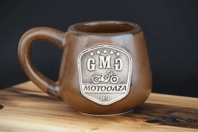 Ceramiczny kubek wyprodukowany przez fmceramika z wygrawerowanym logiem Motooaza 2016